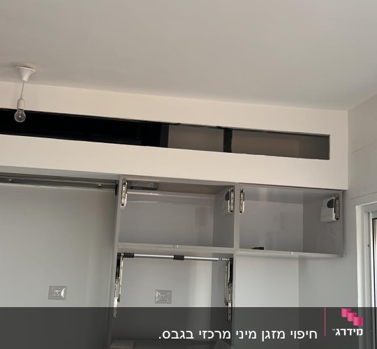 ארונות מטבח עם דלתות זכוכית וגבס מעליהם